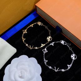Bracelet de trèfle de mode de créateur de luxe, lettrage en or et argent, bracelets porte-bonheur pour femmes, bijoux cadeaux pour amoureux de fête de mariage