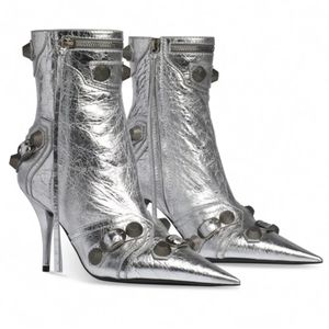 Bottes nues de mode de créateur de luxe bottes à talons hauts pointues en métal boucle en métal décoration chaussures pour femmes pompon de moto chaussures en cuir zippé tailles 35-42