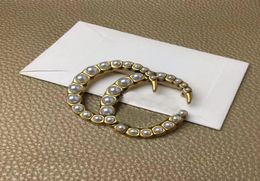 Luxe designer mode Parel Letter Pins Broches heren039s en dames039s dezelfde stijl gebruikt voor pak trui broche sieraden8184652