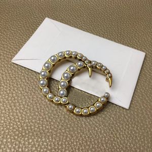 Diseñador de lujo de moda Pearl Letter Pins Broches para hombres y mujeres del mismo estilo que se usa para la joyería de broche de suéter de traje