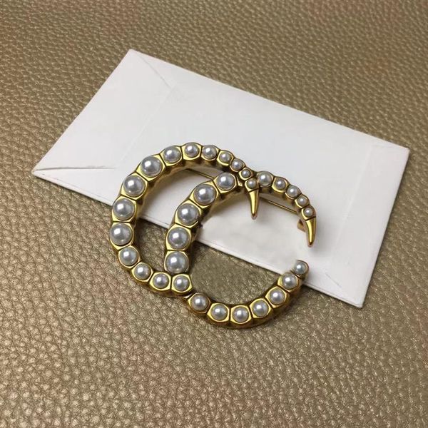 Créateur de luxe mode perle lettre broches broches hommes et femmes même style utilisé pour costume pull broche bijoux 244D