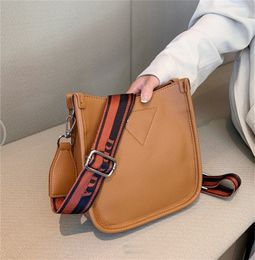 Luxe ontwerper vrouwelijke postbode handtas klassieke vaste kleur hoog-volume schoudertas duurzame 4 kleuropties