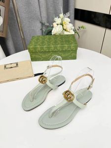 Luxe ontwerper Flat Heel Sandals Fashion Metal Buckle Dameswitte Sandalen Sandalen Sandalen Sandalen met niet-sliprubberzolen in de zomer groot formaat flip-flops 35-43