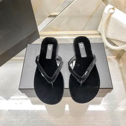 Luxe ontwerper Flat Slippers Dames 2024 Zomer Velvet Crystal Metallic merkschoenen voor dames sandalen niet-slip sexy strand flip-flops chslides tories treat 35-41