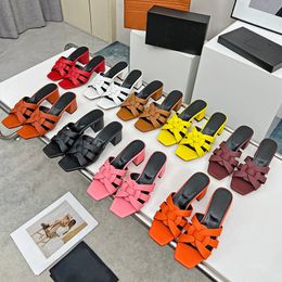 Plats de concepteur de luxe - Slippers élégants confortables pour une relaxation élégante