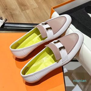 Designer de luxe chaussures de sport formelles en cuir femmes fond plat mode classique boucle en métal couleur couverture neutre pied chaussures confortables et paresseuses