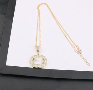 Diseñador de lujo G Carta Colgante Collares 18K Chapado en oro Cristal Rhinestone Suéter Collar para mujer Accesorios para banquetes de boda