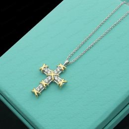 Luxe ontwerper Gold Cross Full Diamond Necklace Set Modellering Originele Fashion Classic Bracelet Dames sieraden Gift met Box 3228