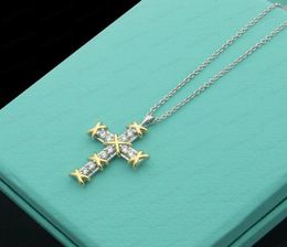 Luxe ontwerper Gold Cross Full Diamond Necklace Set Modellering Originele Fashion Classic Bracelet Women039S Sieraden Gift met Box6933255