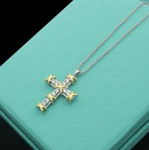 Luxe ontwerper Gold Cross Full Diamond Necklace Set Modellering Originele Fashion Classic Bracelet Women039S Sieraden Gift met Box5857591