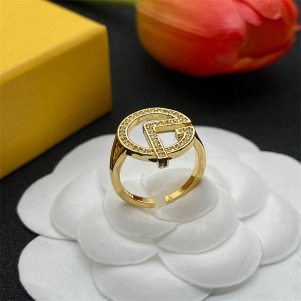 Diseñador de lujo Anillo de oro Moda para hombre Para mujer Anillos de letras de cristal Parejas Anillos de joyería Fiesta de bodas Regalos de vacaciones Anillo clásico para damas