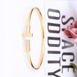 Luxe ontwerper Gold T armband Dames roestvrij staalpaar Rose Bracelet vrouwelijke populaire geschenken voor vrouwenaccessoires Groothandel