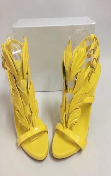 Diseñador de lujo alas de metal dorado alas de tiras Sandalia de láminas amarillo tacones altos zapatos Sandalias de ala metálica7764667