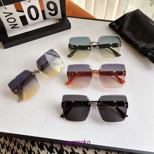 Diseñador de lujo H tienda en línea de gafas de sol para el hogar 2023 Nuevo desfile de modas Gafas de sol avanzadas Individualidad para mujer Plain Live Network Red Squa Wi con caja de regalo