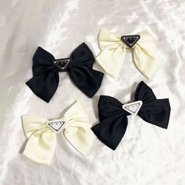 Designer de luxe Hairclips Femmes Large Bow Triangle Hairband Fashion Womens Automne Sport Clips Hair Clips Vintage Head Accessoires Cadeaux