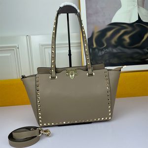 Sac à main de créateur de luxe Sac fourre-tout pour femme Sac à bandoulière de marque Sac à provisions en cuir véritable de grande capacité Sac à bandoulière Sac à rivets classique Portefeuille Sac maman