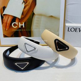 Luxe Designer Hoofdband Haarband Mode voor Vrouw Omgekeerde Driehoek Letter Ontwerpers Sieraden Trendy Persoonlijkheid Haarclip