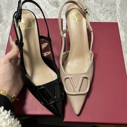 Designer de luxe Chaussures à talons hauts Marque Boucle en métal Talon fin Bout pointu Noir Nude Rouge Chaussures de mariage pour femmes Taille 35-42 Sandales 4cm 6cm 8cm 10cm