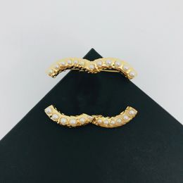 Designer de luxe de haute qualité classique double lettre miroir lave nage de perle broche masculine et femme de marque de marque de marque de marge collier broche bijoux accessoires