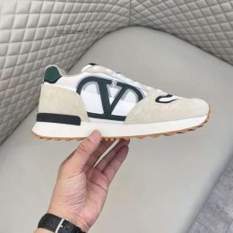 Luxe designer vrijetijdsschoenen voor heren van hoge kwaliteit. Damesschoenen zijn waterdicht en ademend. V PACE lage sport- en vrijetijdsschoenen voor heren 7707