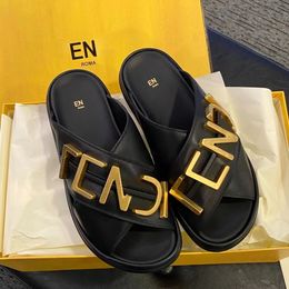 2023 Summer Femmes Slipper Designer de luxe Haute Qualité Sexy Cuir Sandal Crossover Band Slides Homme Golden Metal Lettre F Lettre Chaussures avec boîte