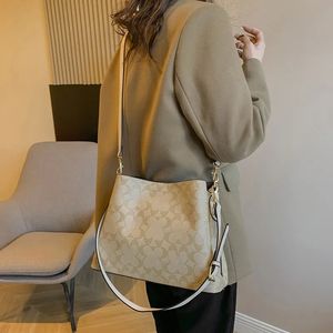 Designer de luxe de haute qualité Texture simple Sac à bandoulière Sac seau pour femme Nouvelle mode Sac de messager en peau de vache Sac de banlieue Sac à main Fourre-tout Sac à provisions