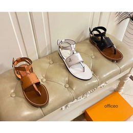 Luxe Designer HORIZON FLAT 1A9RJK Sandalen Slippers Wit geperforeerd kalfsleer Brede riem aan de voorkant Gegraveerde gesp Slippers