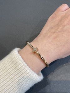 Bijoux de luxe de créateur, bracelets légers, design de luxe, sens rétro, cadeau pour personnes âgées, mode simple pour femmes