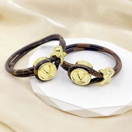 Bijoux de créateurs de luxe hommes femmes bracelet en cuir avec coeur serrure matériel bracelets de charme quatre feuilles motif de fleur sac en or pendentif suspendu