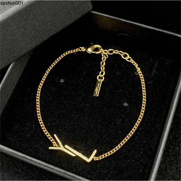 Bijoux de créateurs de luxe Pendentif Colliers Bracelets de fête de mariage Chaîne de bijoux Marque Simple Lettre Femmes Ornements Collier en or {catégorie}