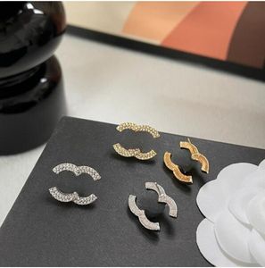 Joyas de diseñador de lujo Pendientes de mujer Pendientes de diamantes de cobre con sello Pendiente de letra de latón Elegante Chapado en oro de 18 quilates Moda A911