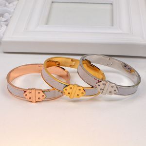 Designer de luxe Bijoux Femmes Bracelet En Cuir avec Coeur Serrure Bracelet En Or Charme Bracelets Quatre Feuilles Fleur Motif Or Sac Pendentif Suspendus Bijoux De Mode Bretelles