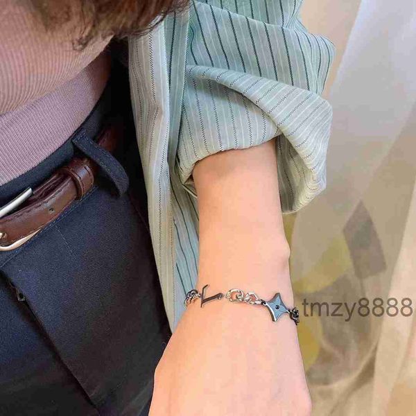 Bijoux de luxe de créateurs femmes bracelet en cuir avec coeur serrure matériel bracelets de charme quatre feuilles motif de fleur sac en or pendentif suspendu mode FDGM