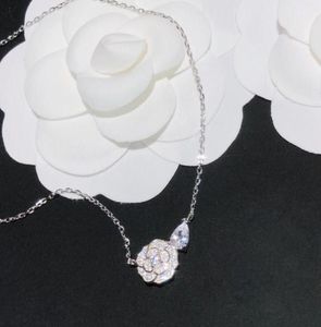 Joyería de diseño de lujo para mujer Collares Colgantes Camelia Precieux Diamante Flor Letras dobles C Moda con caja original Sterl2235739