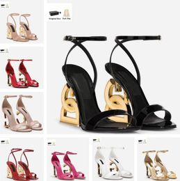 Designer de luxe Keira Leather Femmes Sandals Chaussures Baroque D et G-Shaped Talons en carbone plaqué or Wedding Sexy Gladiator Sandalias EU35-43