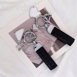 Luxe ontwerper Keychain Black Leather Key Chain Exquisite Handmade Car Bag Charms Contour Contour Metal Grace Fashion Wallet Key Ring Heart Triangle PJ056 C23