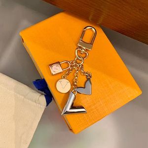 Porte-clés de luxe de styliste, pendentif lettre, boucle de clé dorée, détachables, pour hommes et femmes, mode, pendentif de sac
