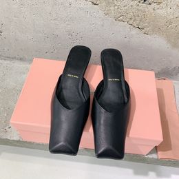 Zapatillas Mary Jane de cabeza cuadrada nuevas para mujer de diseñador de lujo a principios de la primavera de 2024