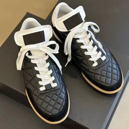 Luxe designer lederen tennisschoenen met veters Dames Klassiek mode comfortabel Beroemd merk Runway sneakers Casual schoenen Zwart wit Met doos