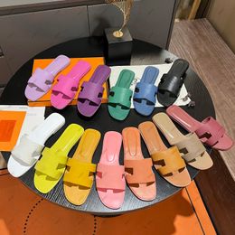 Designer de luxe en cuir femmes pantoufles sandales été mode plage pantoufles chaussures plates monogrammées avec boîte sac à poussière