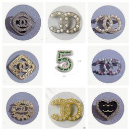 Broches de lettre de concepteur de luxe 18k Inclayée en or incrustation en cristal jielrs de bijoux de mode unisexe des accessoires de tissu de fête de mariage unisexe 20Style