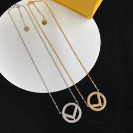 Luxe designerbrief F Hangdoek kettingen 18K Gold vergulde Crystal Rhinestone ketting voor vrouwen bruiloftsfeestje sieraden accessoires