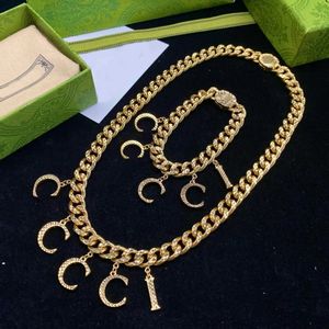 Lettre de concepteur de luxe Collier de chaîne de pendentif Bracelet Bracelet des bijoux pour femmes