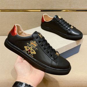 Diseñador de lujo Little Bee Zapatos blancos Tablero para hombre Edición alta Cuero Calidad casual Verano Zapatillas de deporte frescas MIFX