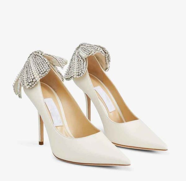 Diseñador de lujo Amor Sandalias de boda nupcial Zapatos Mujer Latte Nappa Bombas con perlas y lazo adornado con cristales Punta puntiaguda Tacones de aguja caja