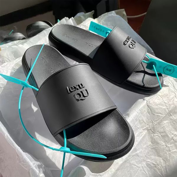Sandale de luxe pour hommes célèbre designer femme confort pantoufle plate piscine caoutchouc intégré lettre noire facile à porter avec boîte été à l'extérieur chaussure plate de plage classique