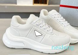 Diseñador de lujo Hombres Vestido Otoño Famosa Marca Clásico Triángulo Signo Tacón Letra Versátil Zapatillas de deporte Tela de cuero EVA Suela gruesa Anti Diapositivas Zapatos casuales para hombre