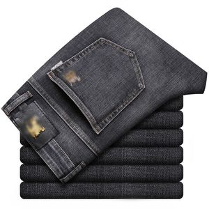 Luxe designer jeans voor heren, rokerig grijs, broek met rechte pijpen, badge op de achterkant, geborduurd logo, zakelijke stijl, loszittende jeans, herfst/winter zwarte lange broek