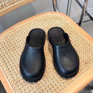 Unisexe luxe designer sandale femme homme chaussure slip-on plat en caoutchouc perforé plate-forme épaisse sandale mousse semelle à crampons entrelacé découpe plage toboggan plat