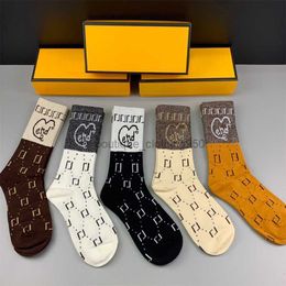 Designer de luxe Hommes Femmes Chaussettes Cinq Paires Luxe Sports Winter Mesh Lettre Imprimé Sock Broderie Coton Homme Femme Avec Boîte FD1